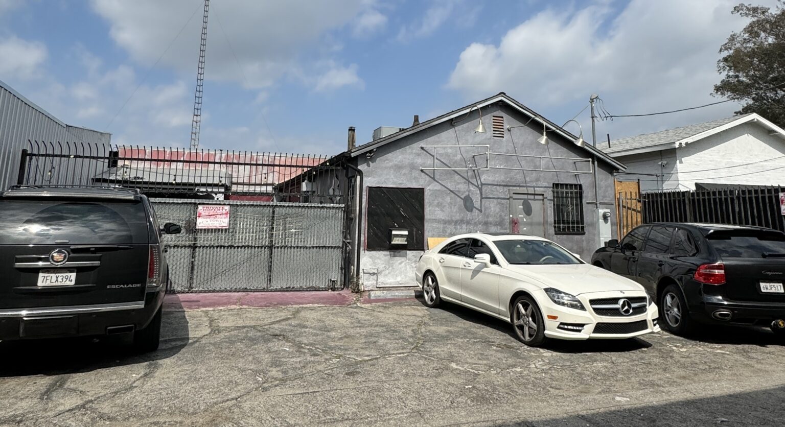 Parking and entrance at the affordable recording studio Blizz Sound on Vineland